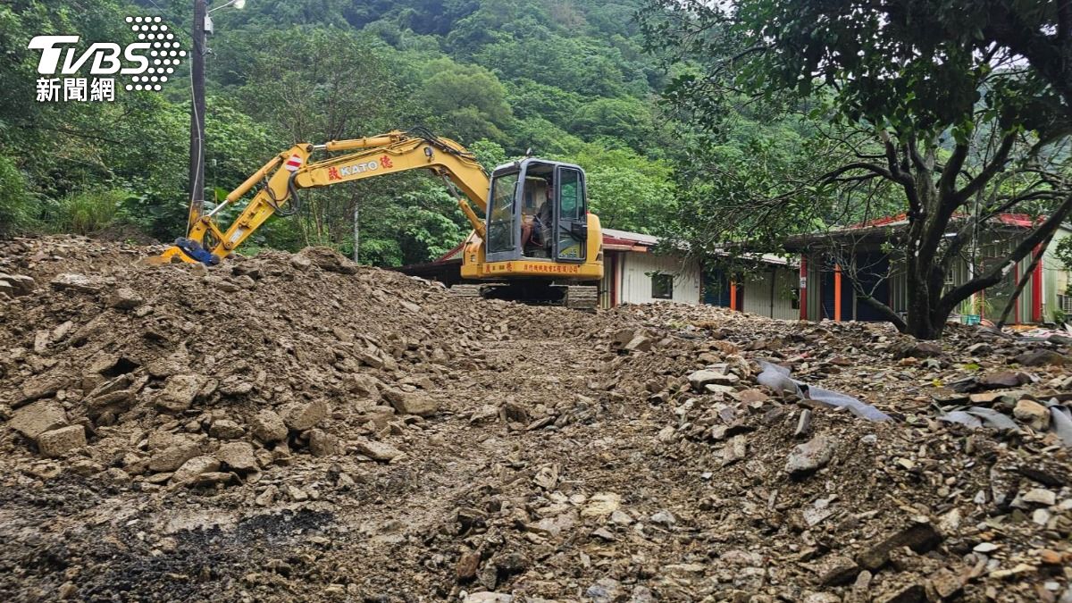 鐵皮屋前土石堆成小山坡。（圖／TVBS）