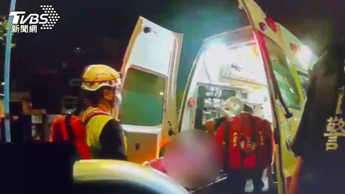 到瑞芳站拒下車！旅客失控坐地咆哮　勒頸、猛踢站務人員