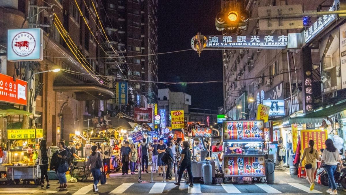 湳雅夜市是板橋宵夜大本營，幾乎每樣小吃都平價又美味。（圖／小佳的幻想世界提供）