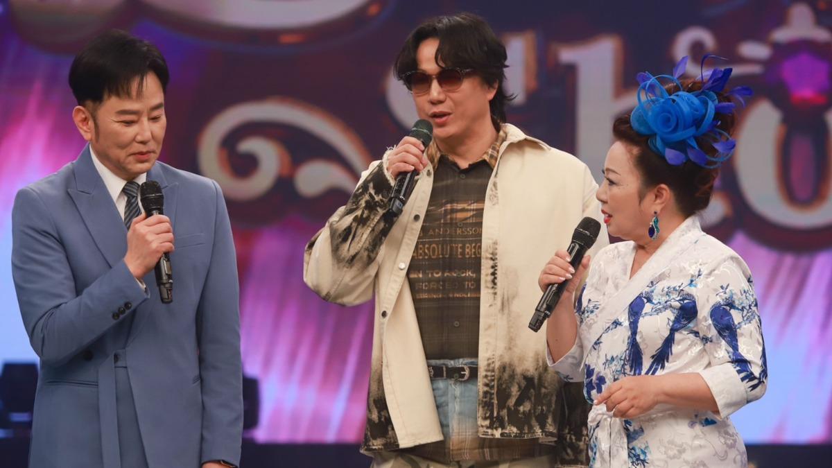 蕭煌奇(中)暖舉讓白冰冰(右)好感動。(圖/民視提供)