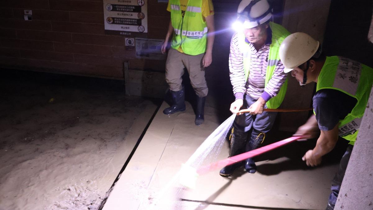 冷泉湧量使泥水回流　清理程序需多次重複。（圖／蘇澳鎮公所）