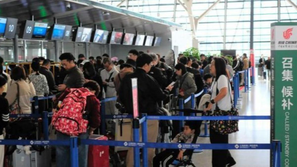 不甩赴日警示!上海機場飛大阪人潮洶湧 陸客:對政治沒興趣