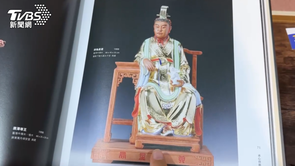 木雕大師陳啟村為宮廟刻製的「卯兔星君」神像遭竊,他只期望作品不要有所損壞。(圖/TVBS)