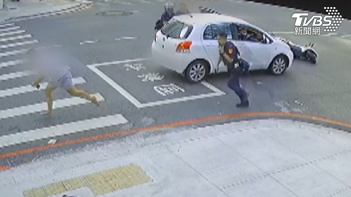 監視器拍到,代駕撞倒警用機車後,馬上停下來,第一時間也有下車一臉茫然,看著白衣通緝犯逃跑。(圖/TVBS)