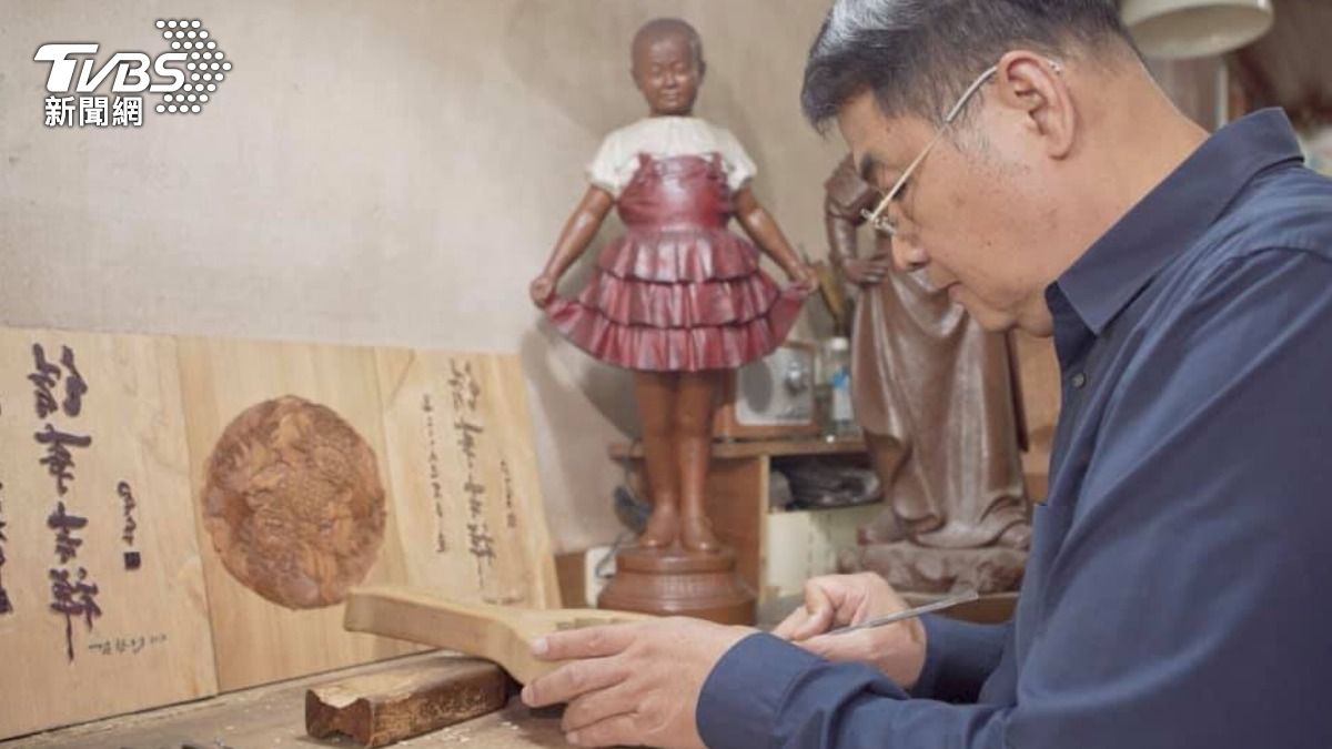 陳啟村大師曾獲頒「國家及無形文化資產重要傳統工藝木雕技藝保存者」,有「人間國寶」之稱。(圖/TVBS)
