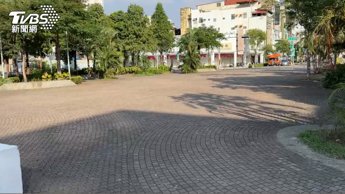 宮廟在河樂廣場上方的空地舉辦繞境活動,該處屬於沒有罰則的灰色地帶,不過環保局和警局,還是依照空污法和社維法究辦。(圖/TVBS)