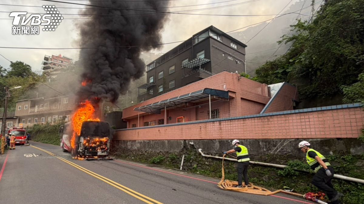 瑞芳一輛遊覽車不明原因起火燃燒。（圖／TVBS）