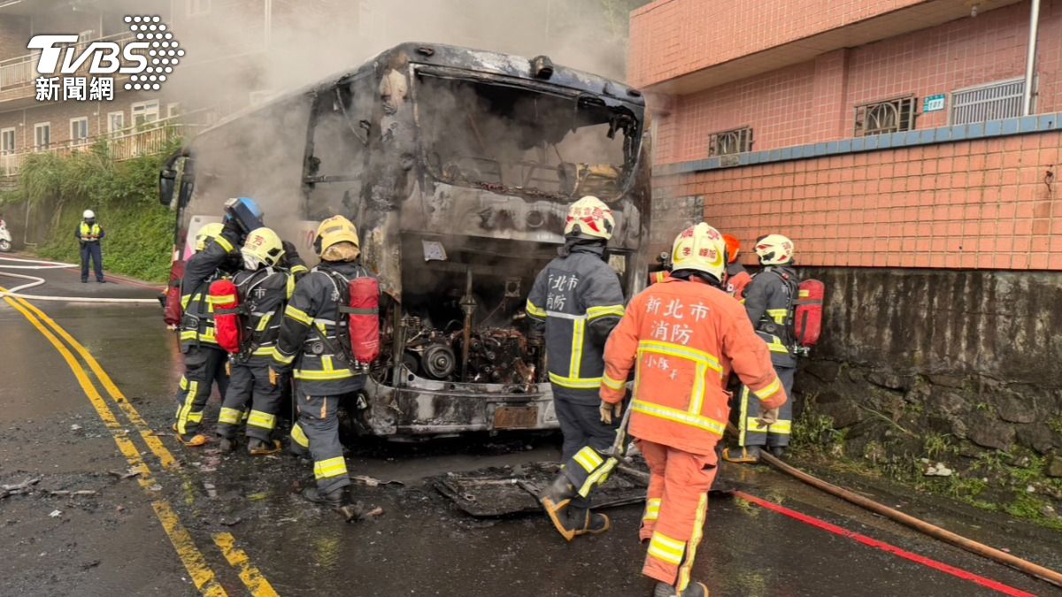 一輛遊覽車已被燒成焦黑。(圖/TVBS)