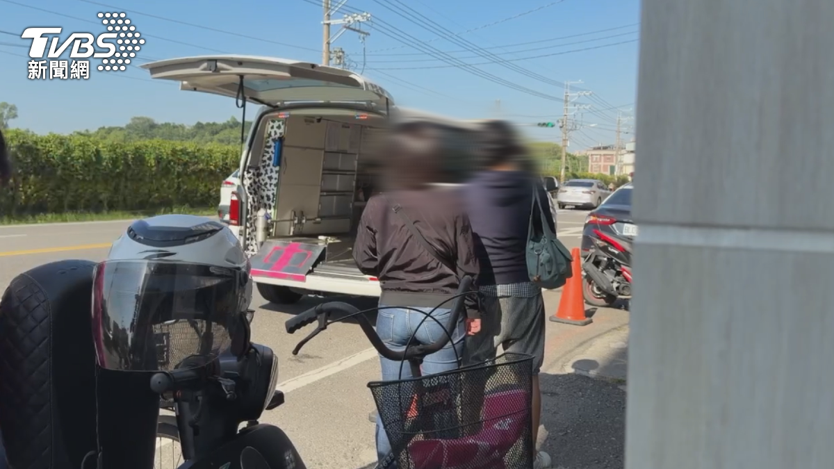 81歲陳姓婦人被左轉的水泥預拌車撞擊身亡,女兒目睹整個過程,當場崩潰。(圖/TVBS)