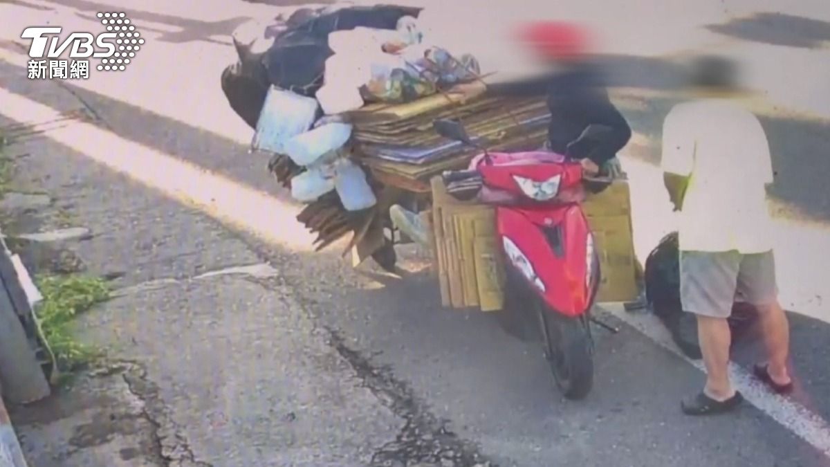 女兒轉頭發現媽媽被水泥預拌車撞到,當下人還卡在車底,顧不上身旁的東西,全部丟在原地衝過去。(圖/TVBS)