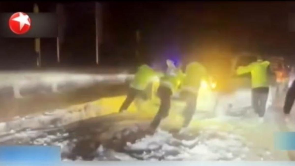 寒潮來襲！新疆風吹雪，50車受困阿勒泰國道。（圖／大陸央視） 
