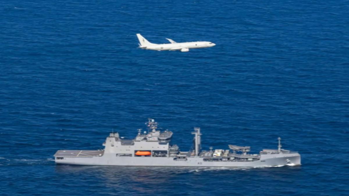 聯合情監偵落漆? 傳國軍未掌握紐西蘭軍艦行經台海。圖為紐西蘭軍艦「奧特亞羅瓦號」補給艦與P-8A執行針對北韓制裁的聯合國任務。(圖/紐西蘭皇家海軍)