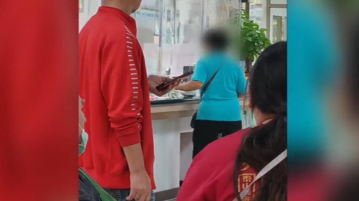 婦人看診後遺失剛領的藥,不滿想重領卻被要求收費,動手砸毀櫃檯電腦設備。 (圖/民眾提供)