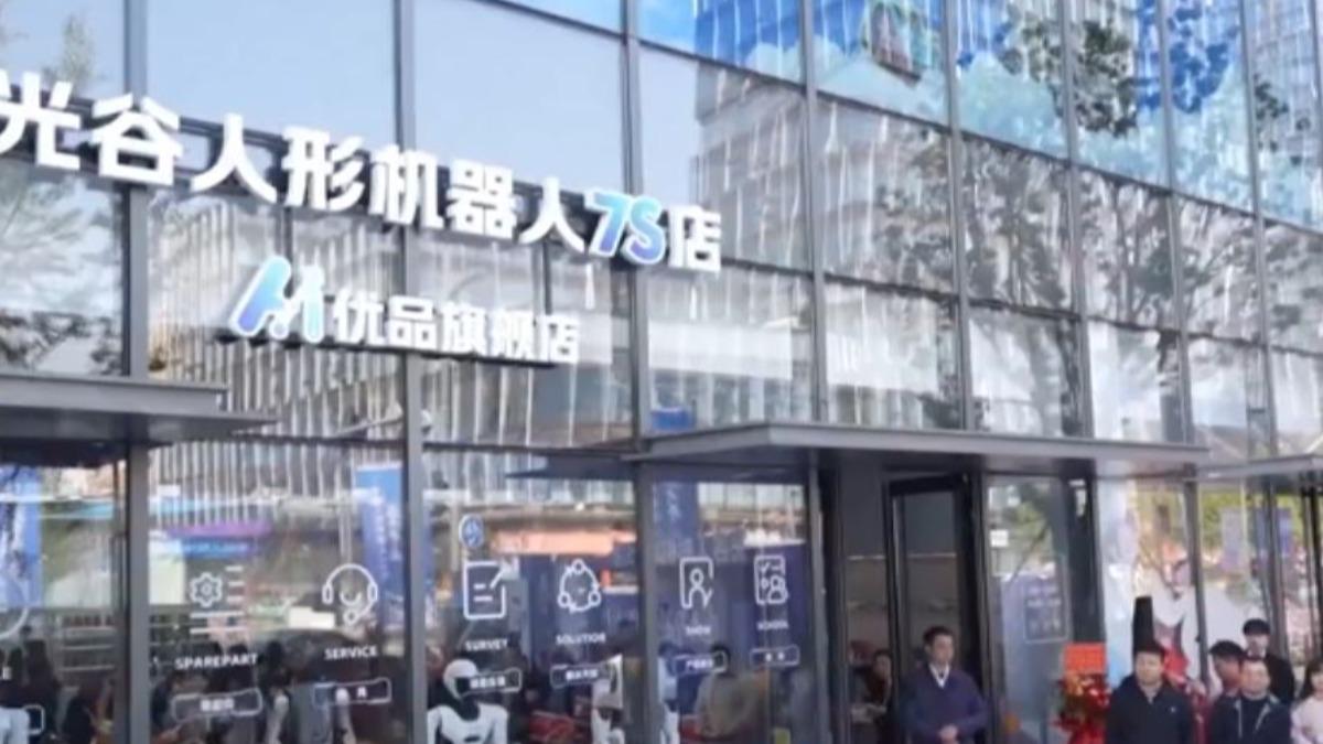 迎賓、跳舞、販售飲料等,武漢機器人店都可勝任。(圖/大陸央視)