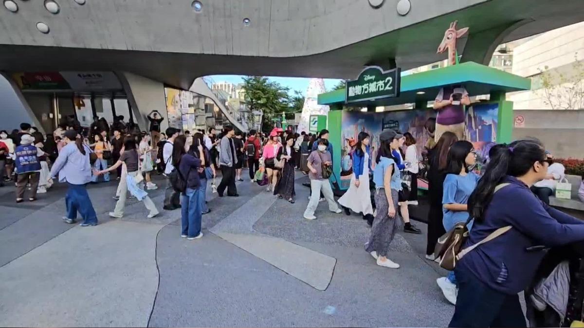 《動物方城市2》在台北市中山區打造打卡裝置。(圖/TVBS)