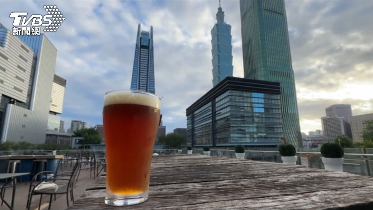 露天啤酒餐廳可以近距離欣賞台北101煙火。(圖/TVBS)