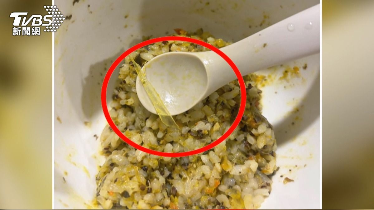 寶寶副食品藏危機!南瓜燉飯驚見塑膠片 1歲童險吞下。(圖/TVBS)