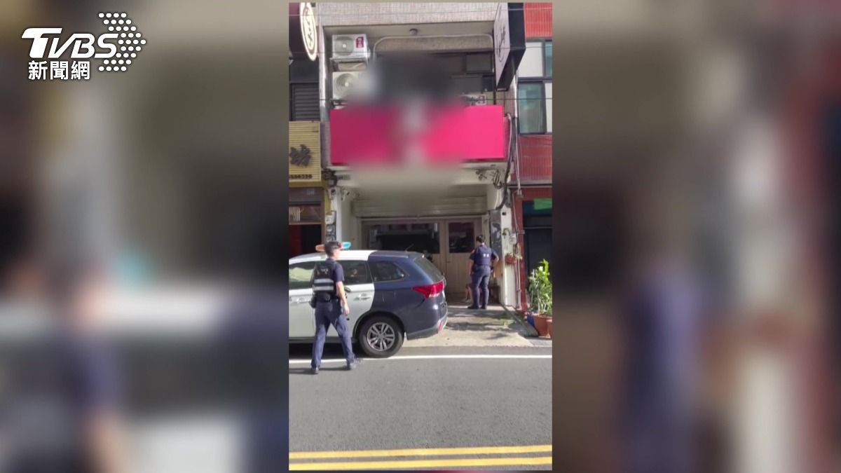 控滷肉飯店欠債3年 男討債竟遭鍋鏟追打 。(圖/TVBS)