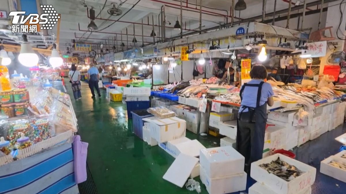 嘉義縣布袋觀光魚市場長期受流浪犬侵擾,有魚販騎車被撞,斷了三根肋骨。(圖/TVBS)