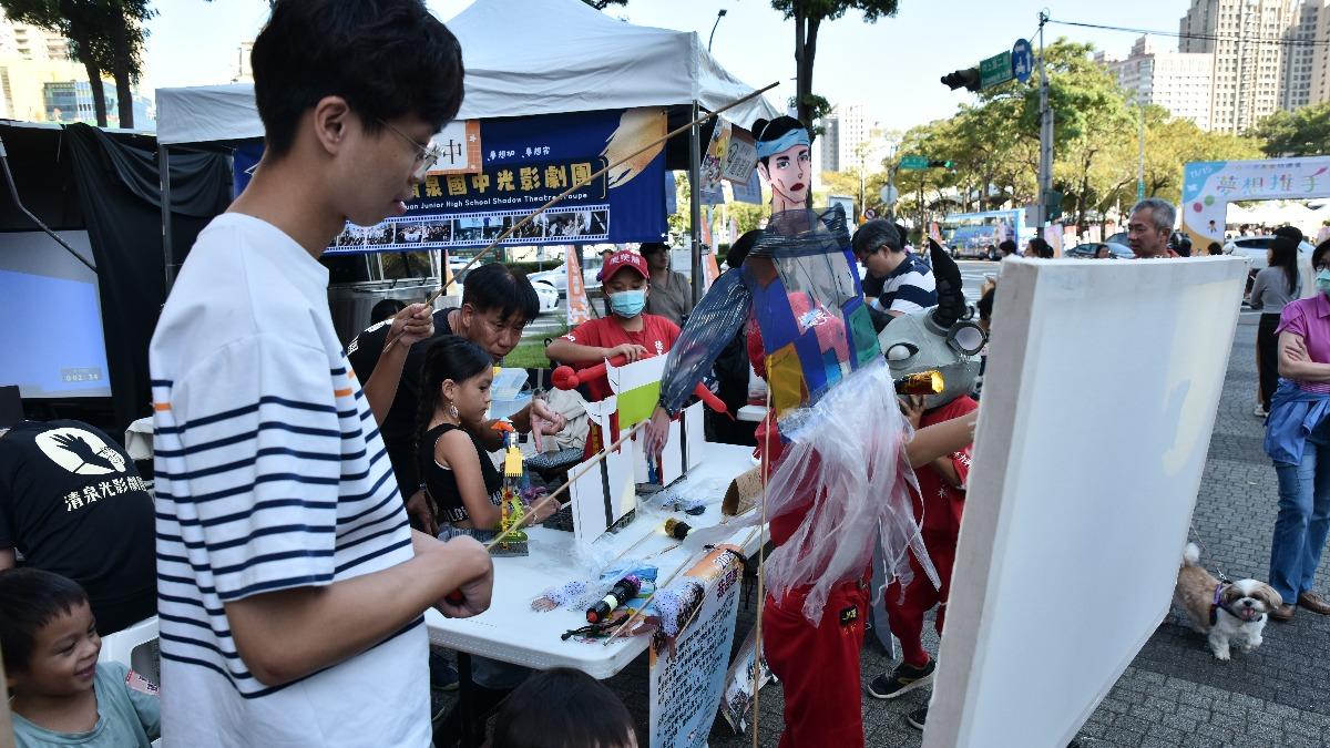 清泉國中帶來光影戲表演吸引民眾目光。(圖/大家功德會提供)