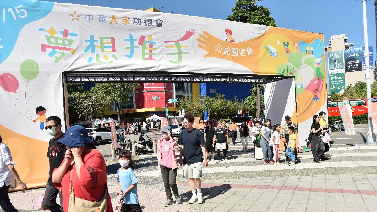 甜柿義賣為送球隊出國比賽！40校公益園遊會　讓夢想更近一步