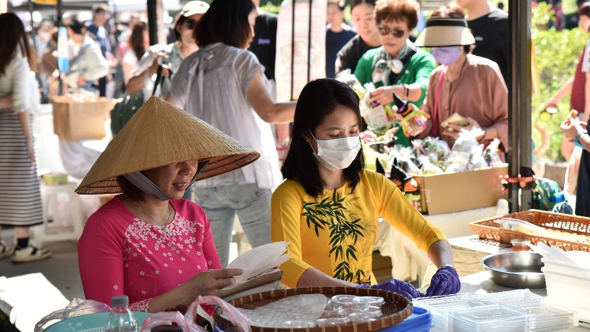 手作食物攤位吸引民眾購買。(圖/大家功德會提供)
