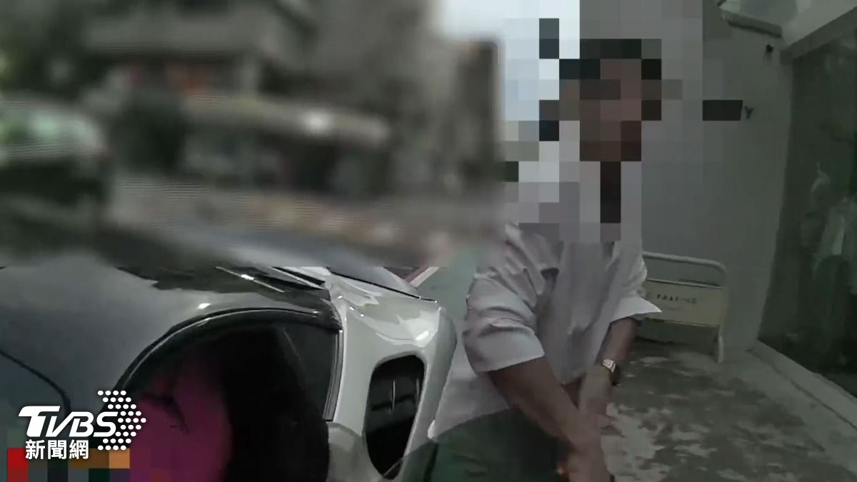 孫男涉嫌酒駕,當場被重回現場的巡邏員警抓包。(圖/TVBS)