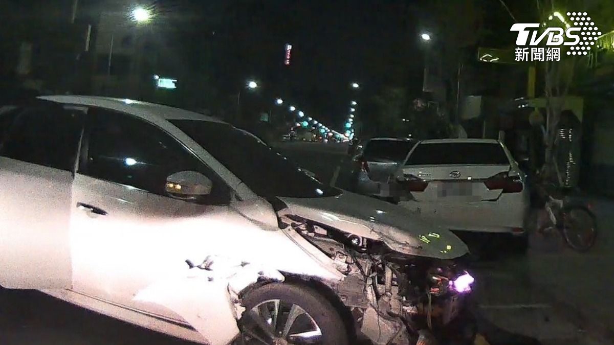 自小客車車頭嚴重毀爛。(圖/TVBS)