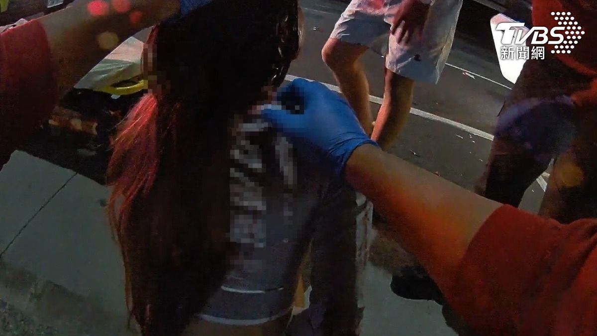 經救護人員初步查看,排除女子頸椎受傷。(圖/TVBS)