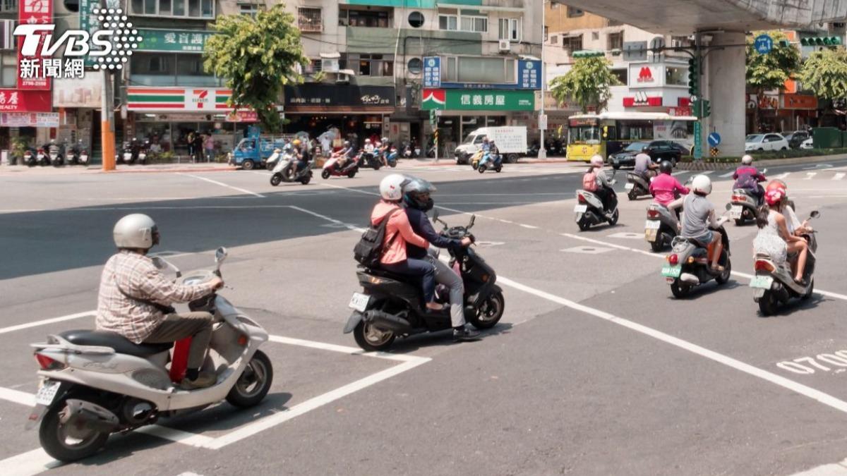 台灣待轉區擠成「機車牆」!日作家驚呆 網炸鍋:很多人違規