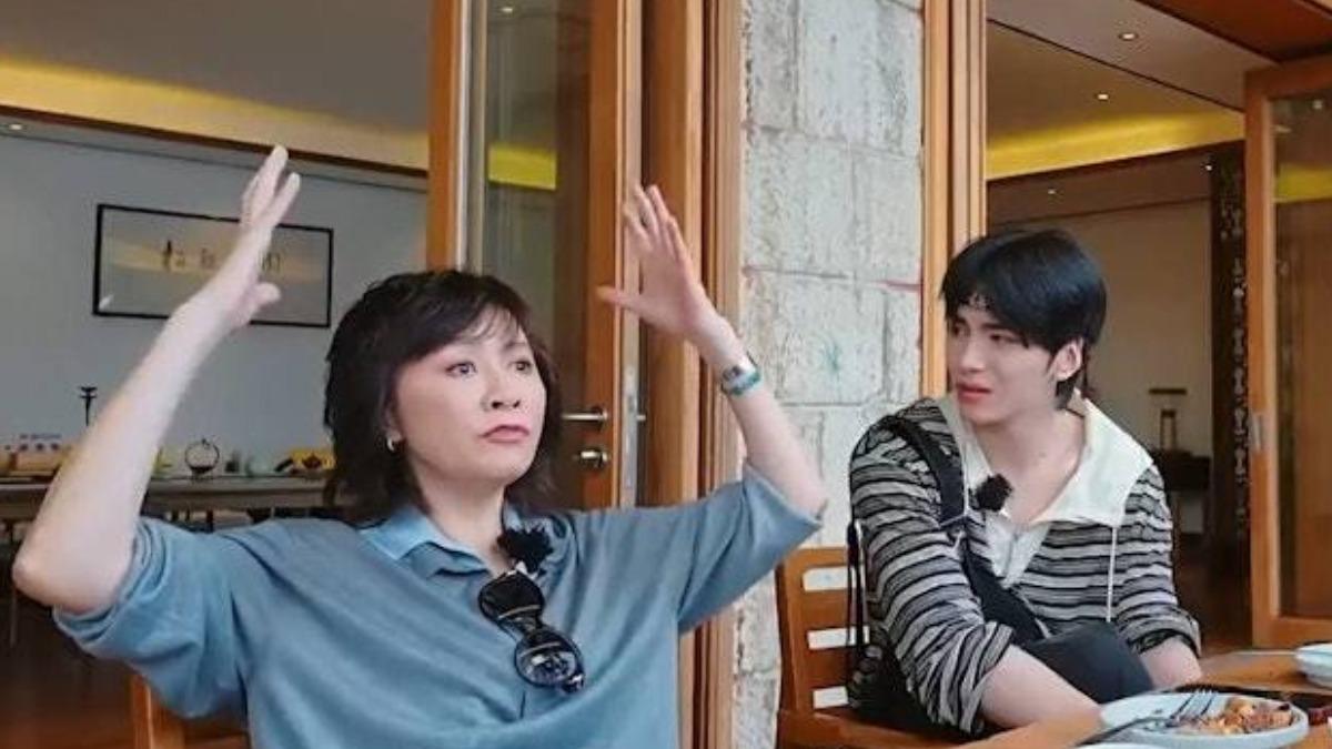 大陸男星柯淳與劉嘉玲閒聊時提到,他覺得香港演員離觀眾有一段距離。(圖/翻攝自微博)
