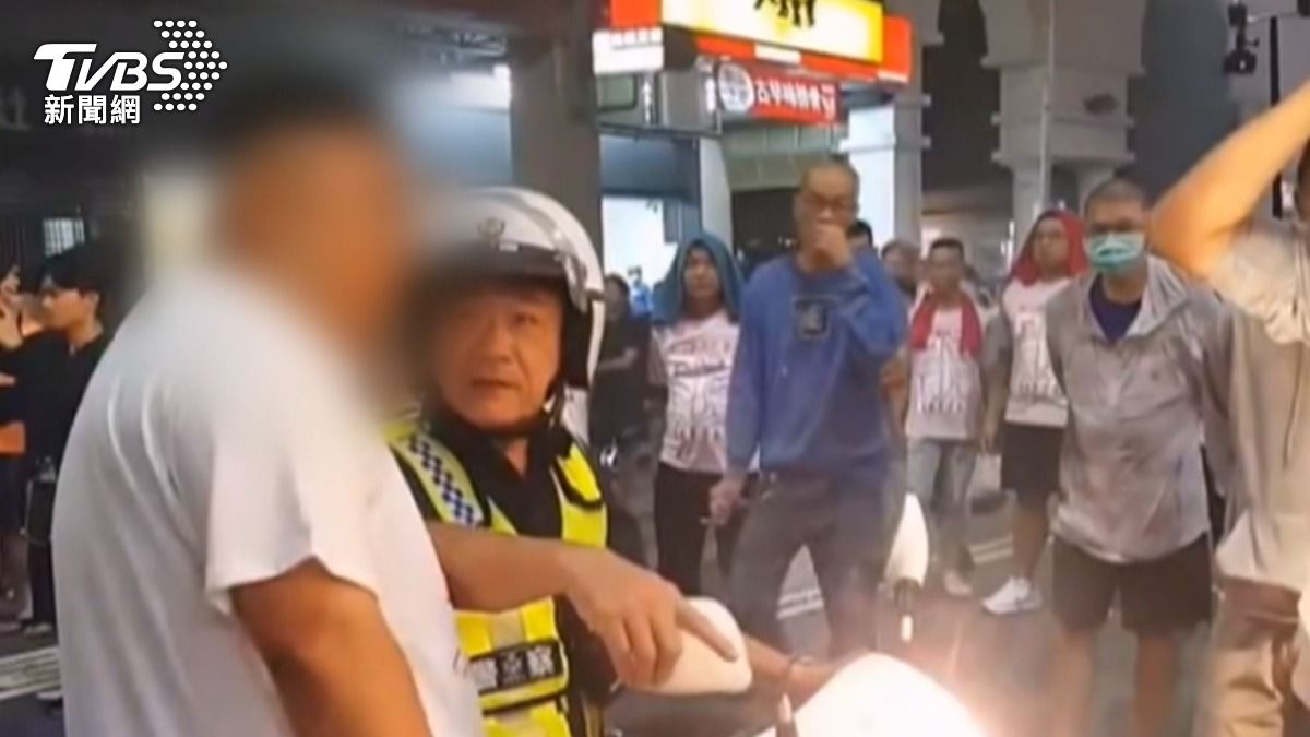 警方接獲報案後立即趕到現場處理,告知違規者他們已違反道路交通管理條例。(圖/翻攝社會事新聞影音 )