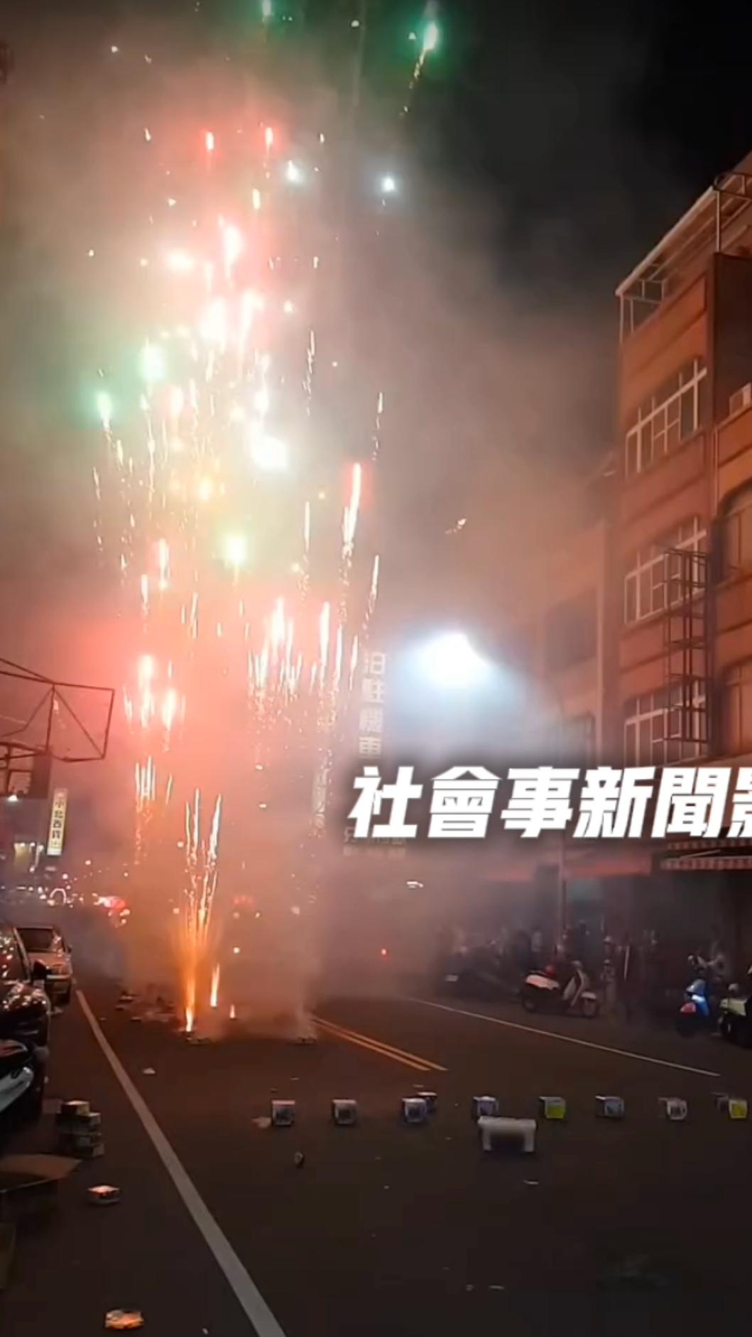 高雄廟會封街放煙火，造成街道與店家充滿濃煙。（圖／翻攝自社會事新聞影音）