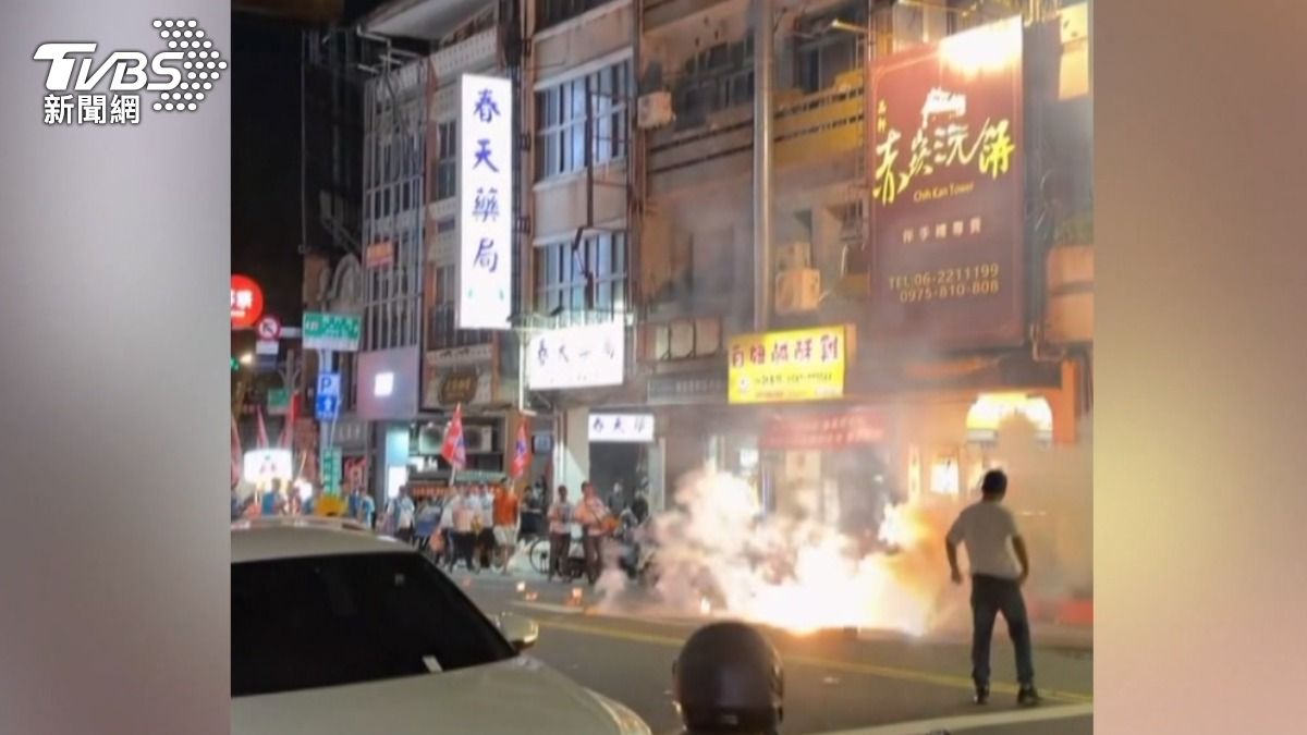 台南知名的點心城「石精臼」附近突然傳出陣陣鞭炮聲,民眾一邊喝飲料一邊吃美食,還得忍受空氣中漂浮的細懸浮微粒。(圖/翻攝Threads_wu.eason)
