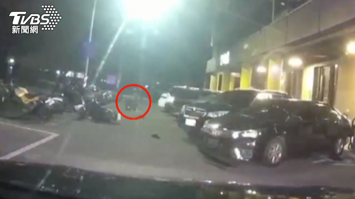 高雄西子灣16日凌晨,3名少年在西子灣夜遊後,發現警方便開始逃逸。(圖/TVBS)