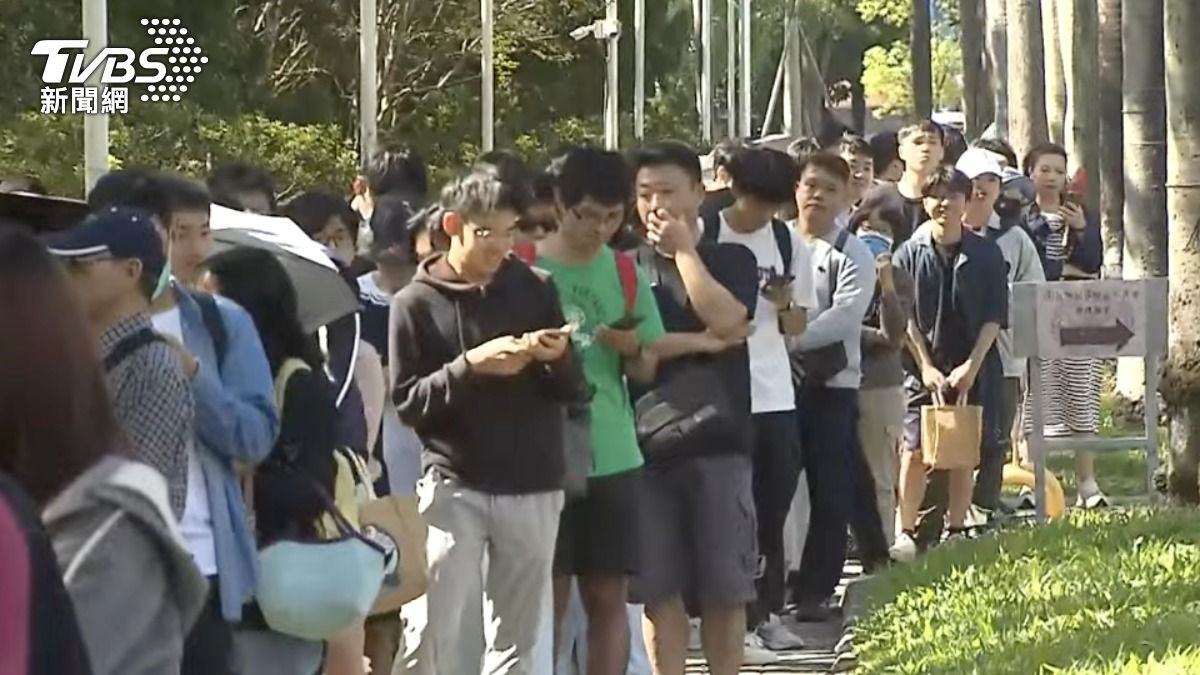 台大大氣系賭輸颱風假 民眾湧入「遲遲未見發雞排」:有點失望