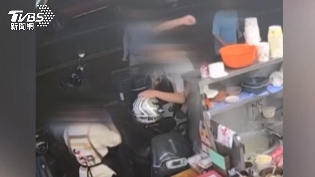 男子不斷拉扯店員，短短3分鐘內爆發了3波衝突，其中2波是直接用拳頭毆打店員頭部，情況相當嚴重。（圖／翻攝社會事新聞影音 ）