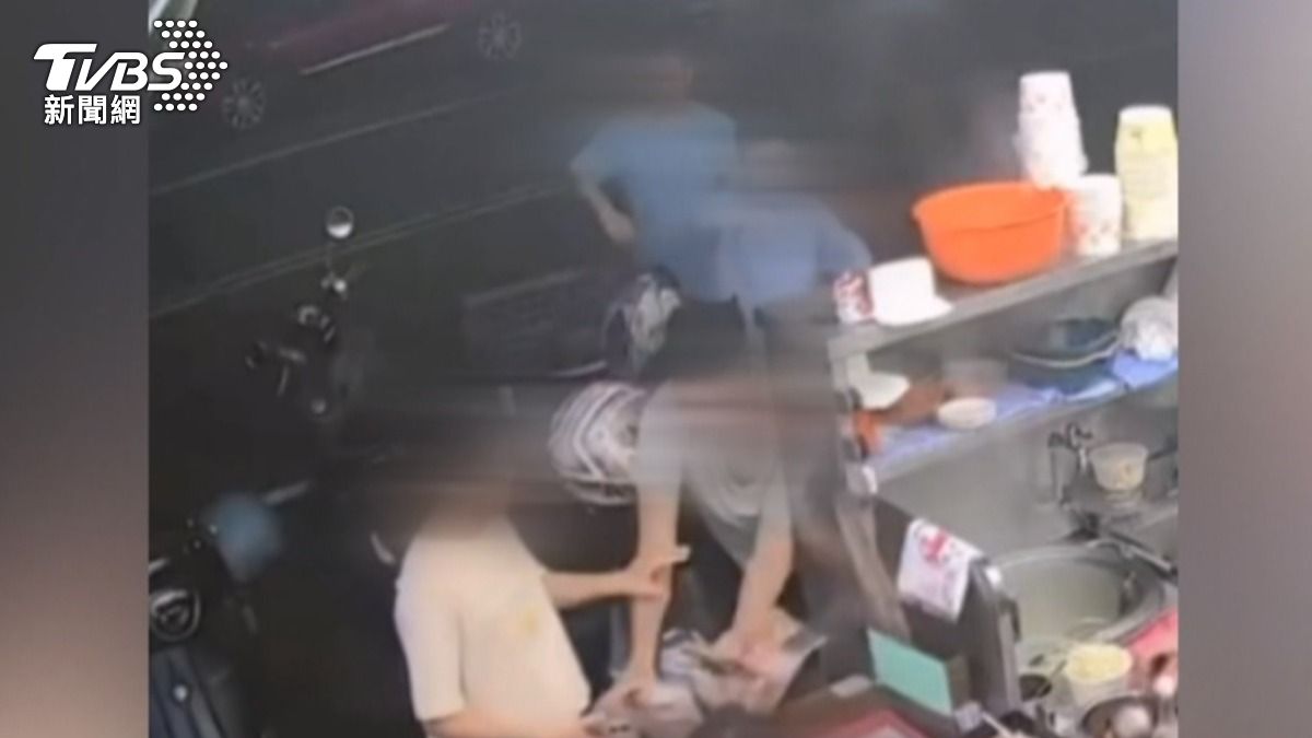 附近民眾透露，前一家店家就與隔壁因油煙問題有所摩擦，這次也是因為類似原因引起衝突。（圖／翻攝社會事新聞影音 ）