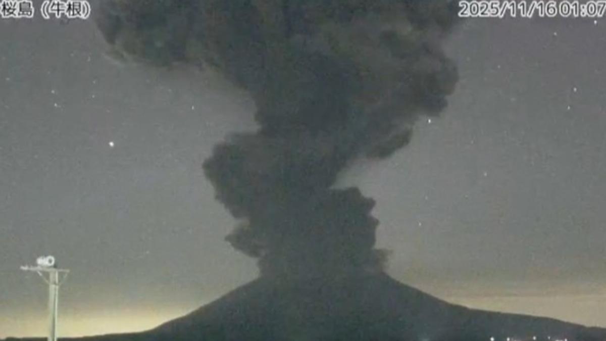 日鹿兒島櫻島火山連噴!煙高4400公尺發3級警戒 40航班取消