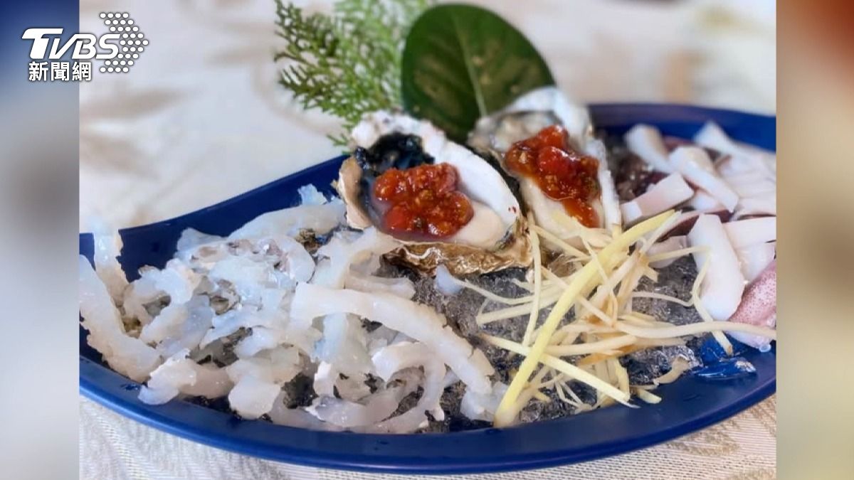 用餐菜單包含了該餐廳招牌的涼拌河豚皮、花鯧米粉湯、薑醋白蝦以及椒鹽紅槽鰻等菜色。(圖/TVBS)
