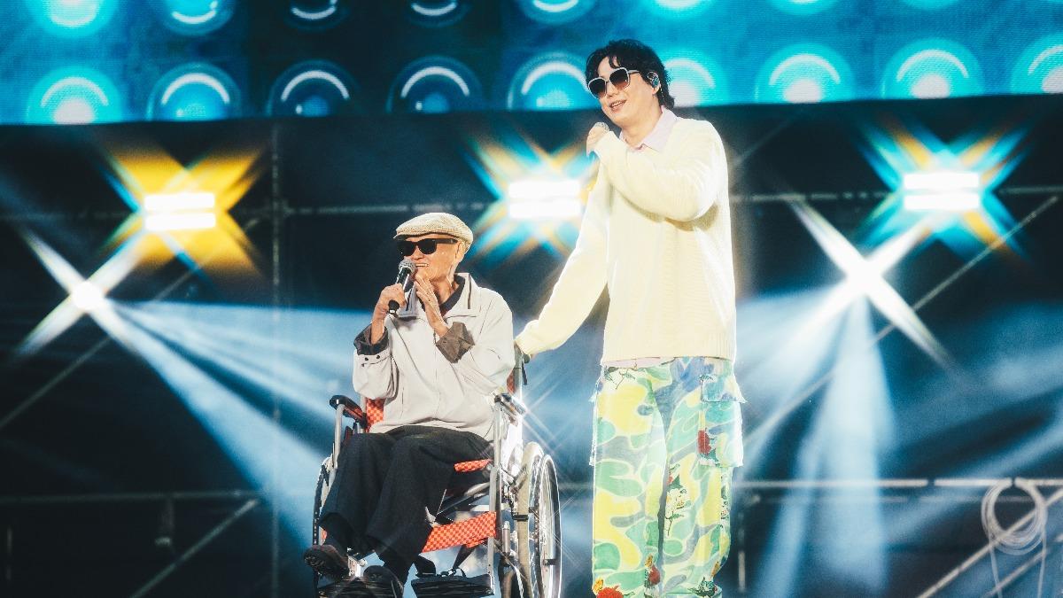 蕭煌奇邀請李炳輝上台合唱。（圖／KKLIVE、混血兒娛樂提供）
