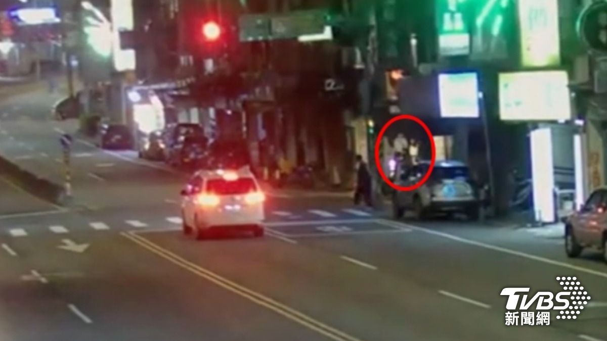 行人違規跨巷口遭開罰,竟不滿控警,關鍵畫面曝光。(圖/TVBS)