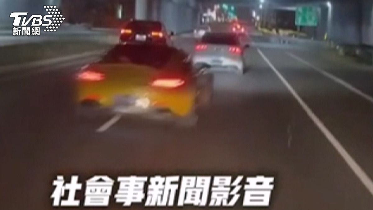 西螺凌晨驚見「改裝車團」闖紅燈!拆車牌躲科技執法 警方嚴查。(圖/社會事新聞影音)