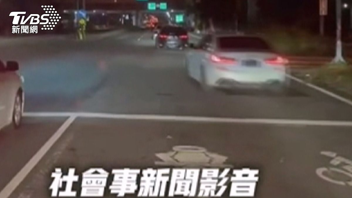 台一線改裝車闖紅燈 拆車牌呼嘯而過。(圖/社會事新聞影音)