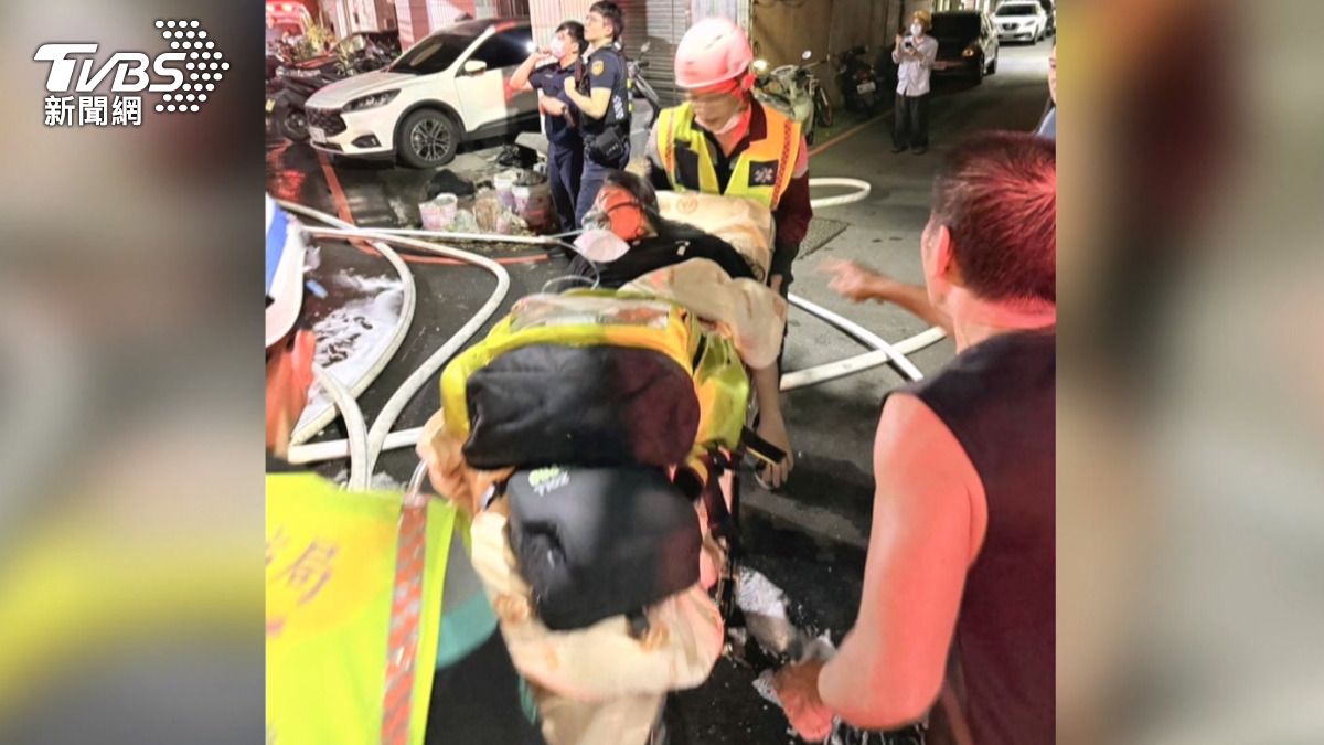 深夜惡火困住戶！5樓公寓出入口失火　消防奮救17人脫困。(圖／消防隊提供)