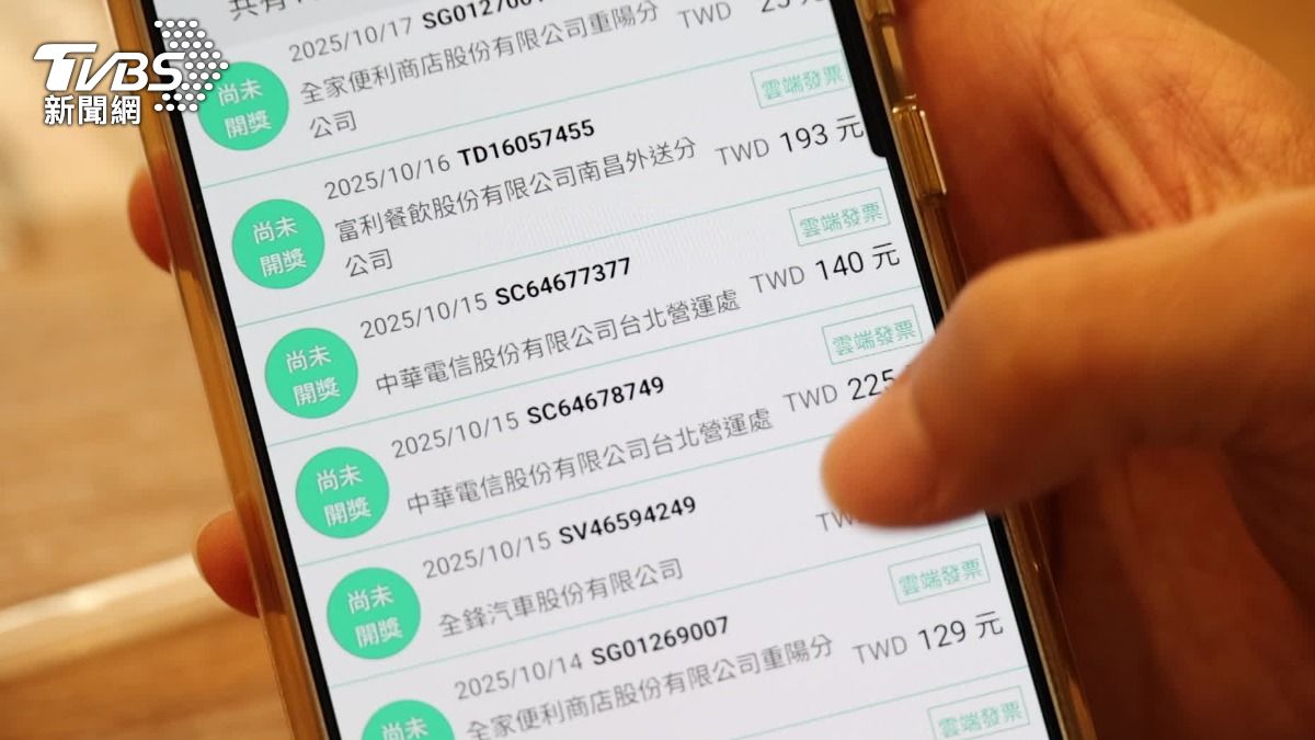 手機支付方便利，不少人坦言忘了荷包變瘦的痛感。（圖／TVBS） 