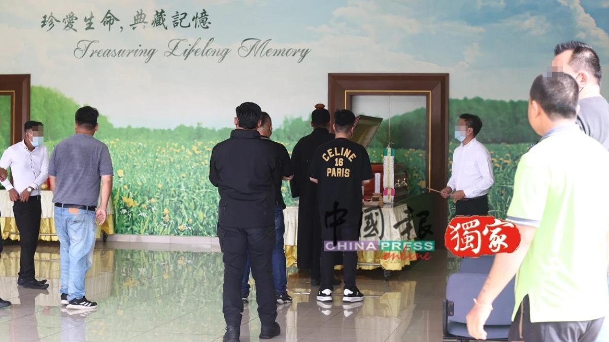 家屬代表送謝侑芯最後一程。（圖／中國報提供）