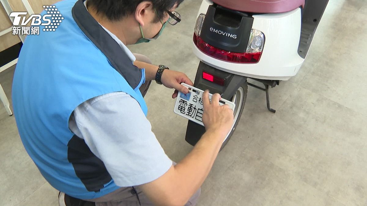 立委以及相關民間團體認為需修法再嚴格管控微型電動二輪車。(圖/TVBS)