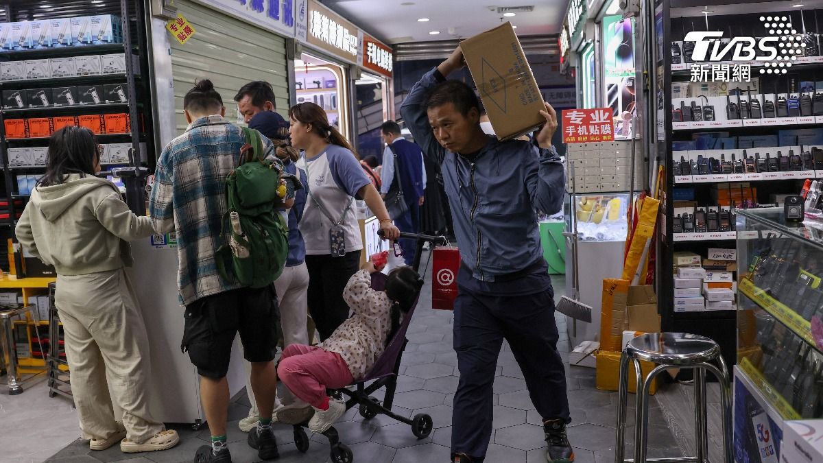 中國青年失業率長期徘徊在近20%的高點,不少碩士畢業生從事快遞等基層工作。(示意圖/達志影像路透社)
