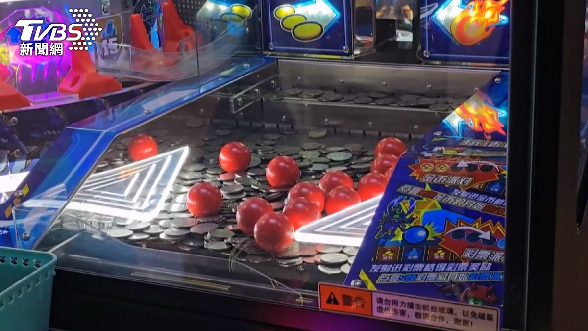 遊藝場是許多人消磨時間的場所，過度沉迷而忽略基本生理需求可能危害身體健康。（圖／TVBS）